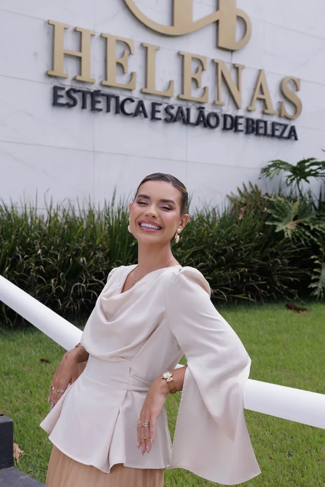 Julia em frente à Clínica Helenas