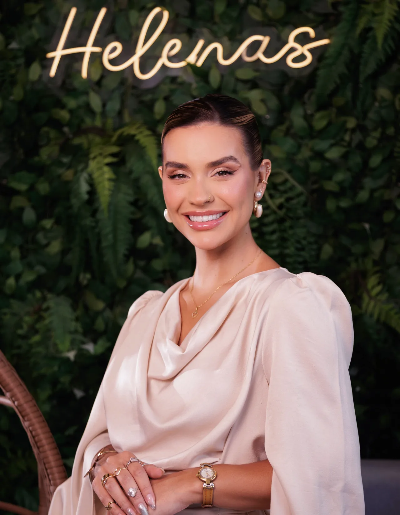 Julia Helenas em frente ao neon Helenas