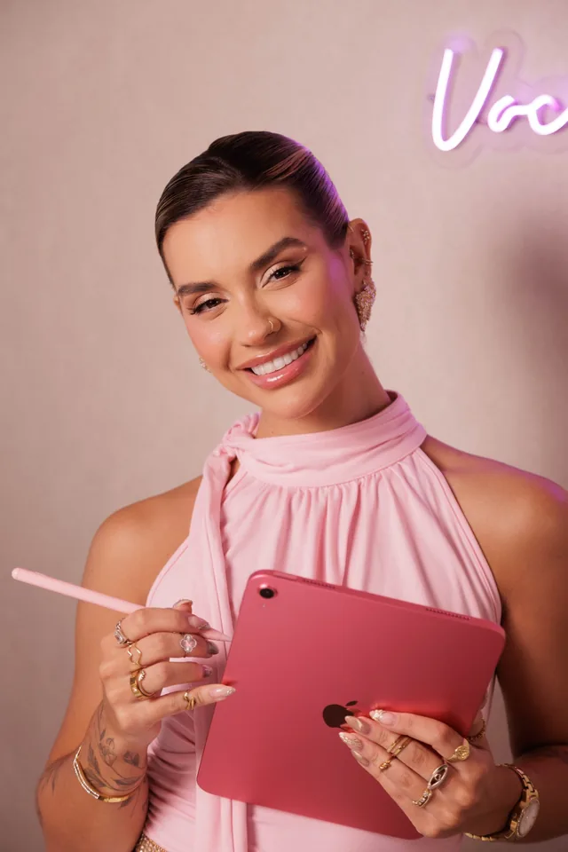 Julia Helenas planejando um tratamento no tablet