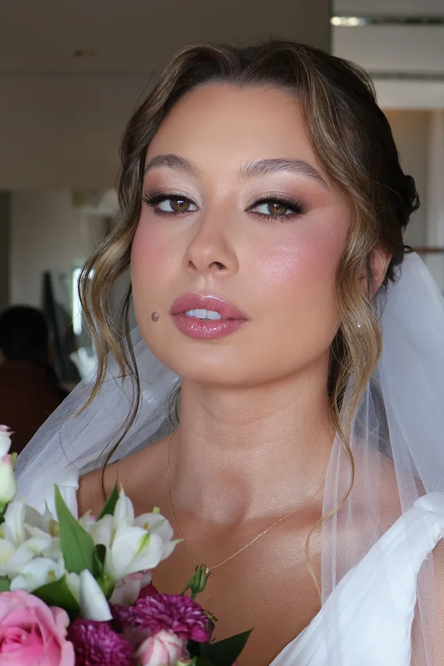 Noiva com buquê de rosas