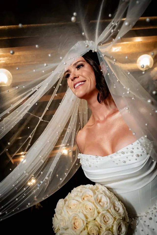 Noiva de véu com pérolas